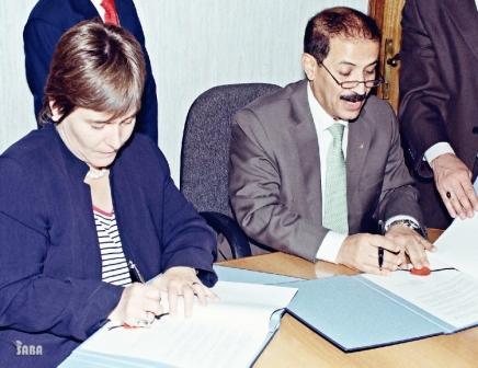 م. هشام شرف وكلوديا اريكا لدى توقيع الاتفاقيات